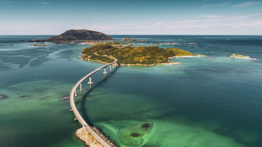 From Tromsø: Kayak trip with lunch and sauna at Sommarøy - Who will enjoy this day most