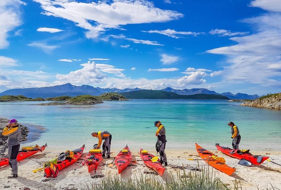 From Tromsø: Kayak trip with lunch and sauna at Sommarøy - The 8:45 am bus from Tromsø
