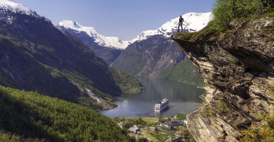 Geiranger: Bus Tour with Multilingual Audio Guide - Flydalsjuvet gives you Geiranger’s classic high view