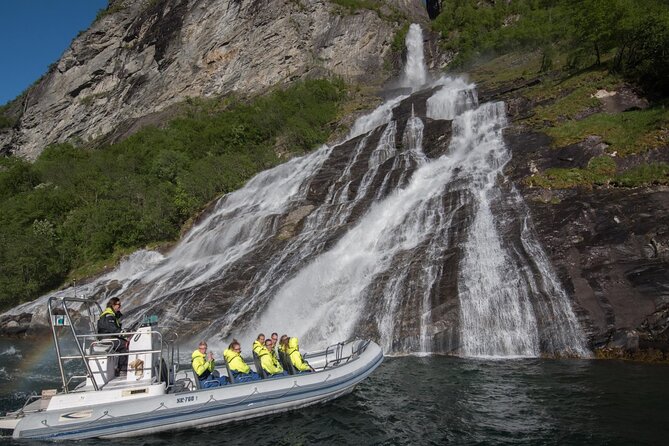 Geiranger: RIB Fjordsafari Geirangefjord - Mountain farms from water level