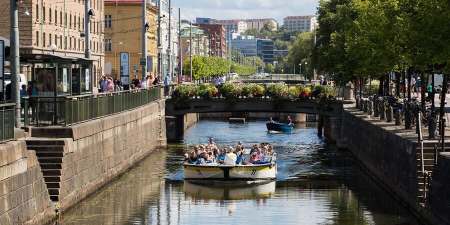 Gothenburg: City Canal Sightseeing Cruise - Practical comfort and access details