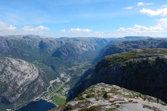 Guided hike to Kjerag and Kjeragbolten - Reaching Kjeragbolten and taking photos
