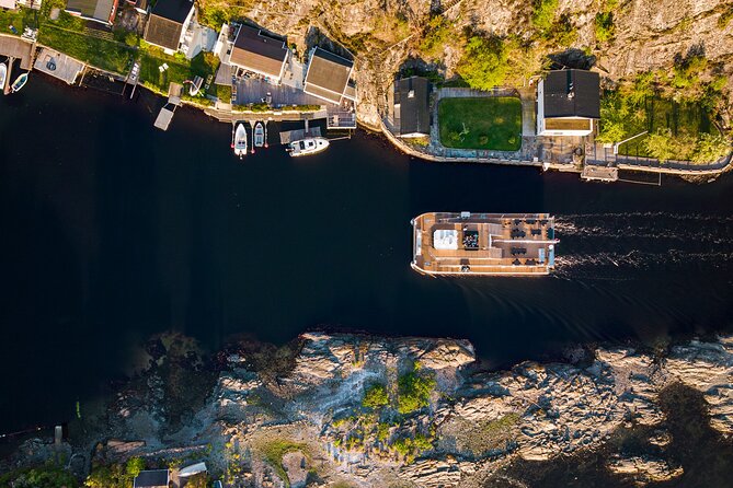 Guided Sightseeing Cruise on Oslofjord by Premium Silent Boat - Narrow channels and holiday homes