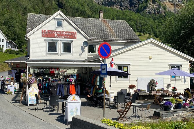 Guided tour to Hardanger Fjord, Waterfalls and Ferry Crossing - Road 550, Orchards, and Hardangerfjord Views