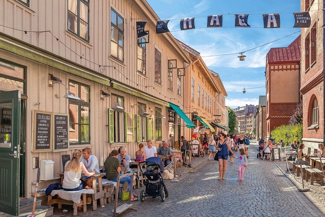 Haga Sightseeing Tour - Starting at Haga Church keeps the route easy