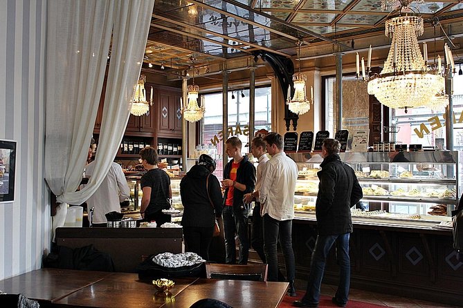Haga Sightseeing Tour - Boutique shops and cafés make the walk feel lived in