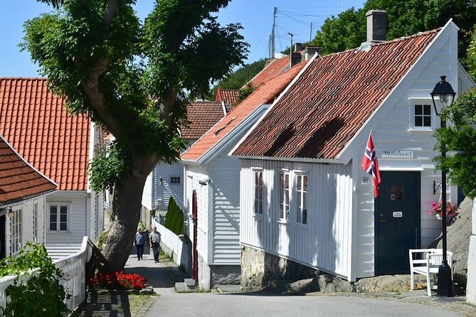 Highlights of the Region -City/Skudenes/Avaldsnes Guided Bustour - Akrasanden, where the sea gets the stage