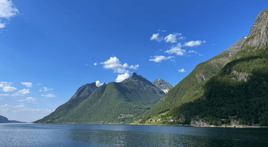 Hjørundfjord Fjord Cruise Afternoon Rountrip from Ålesund - The stop in Øye and Hotel Union Øye