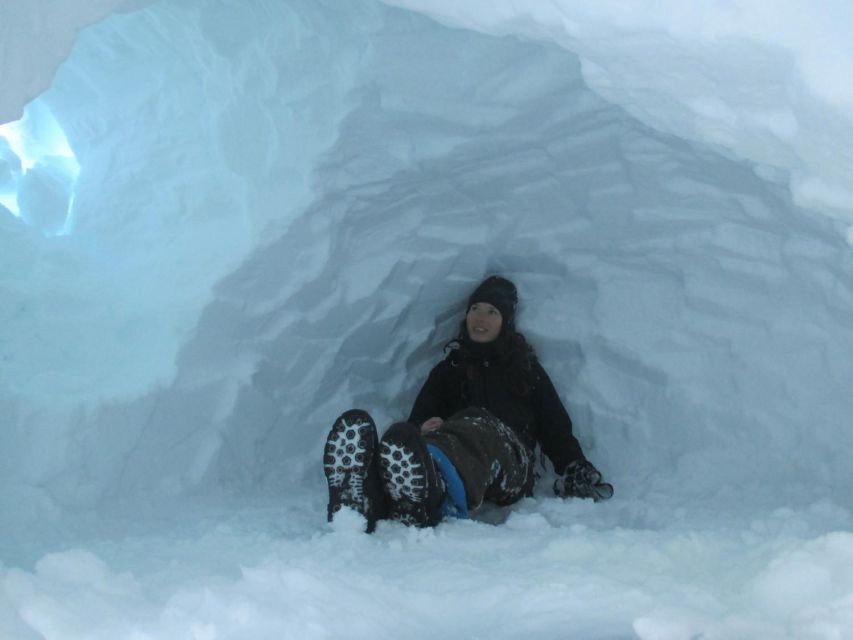 Kiruna: Build your own igloo overnight Tour - Sleeping in a shelter you built