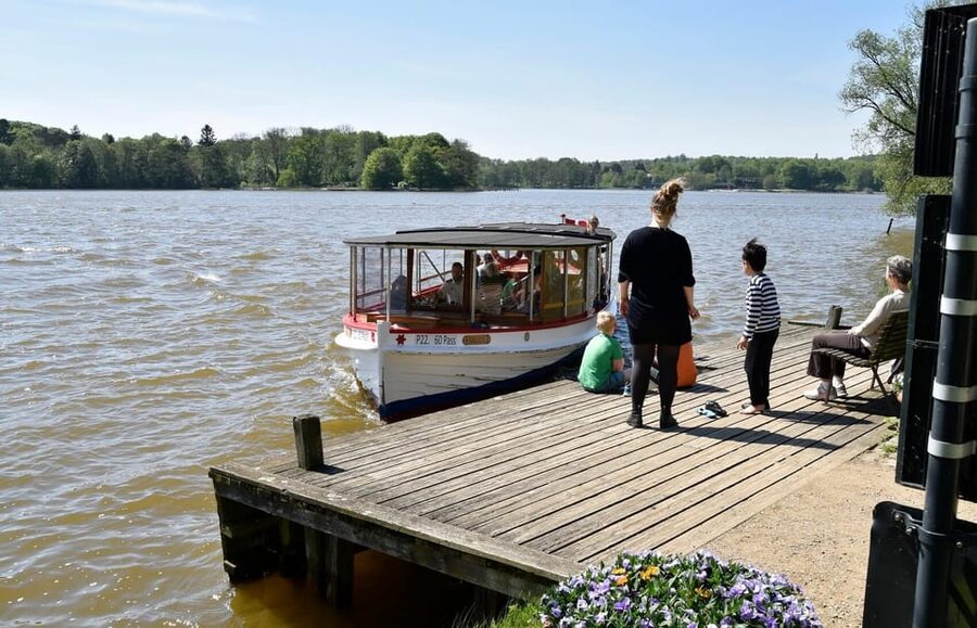 Lyngby & Bagsværd Lake: Baadfarten Boat Ride - Sophienholm adds art to the boat trip