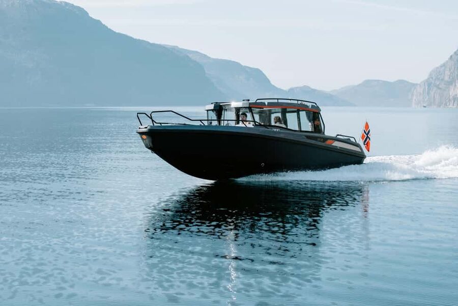 Lysefjord (Stavanger): Boattrip to Preikestolen from Forsand - Seeing Preikestolen from the water