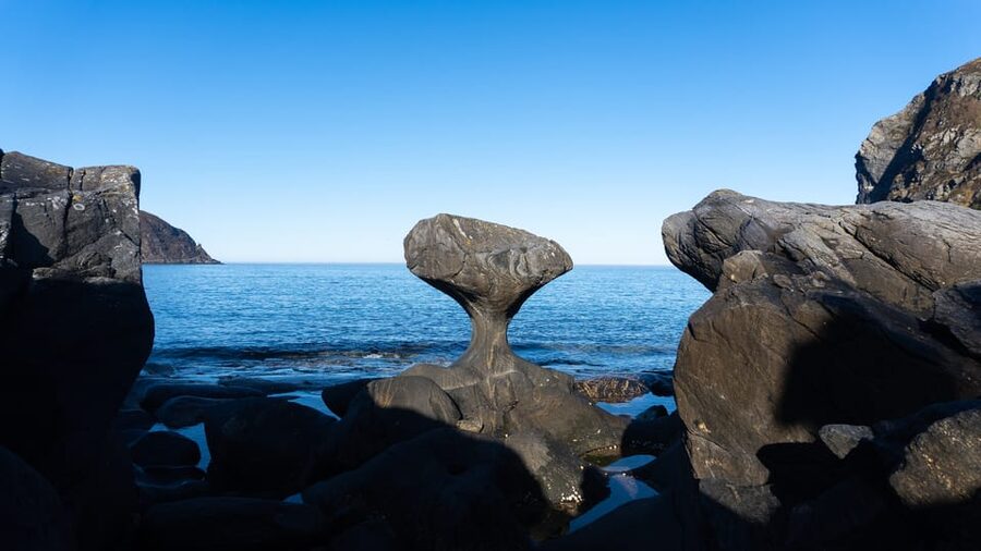 Måløy: Electric Minibus Tour to Kannesteinen - A quick coastal outing from Måløy