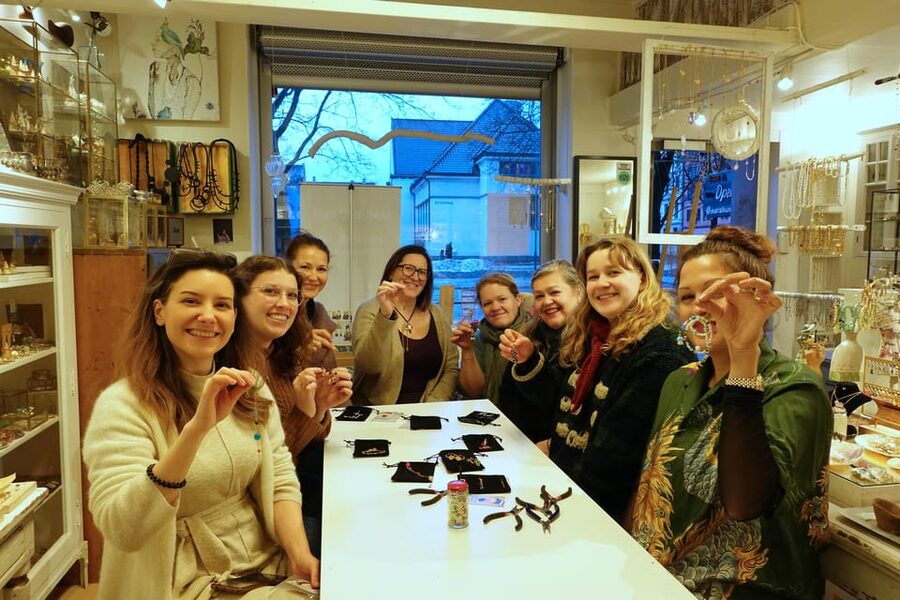 Maral Kunst : Jewelry Bar Experience (Jewelry Making) - Maral’s Role During the Three Hours