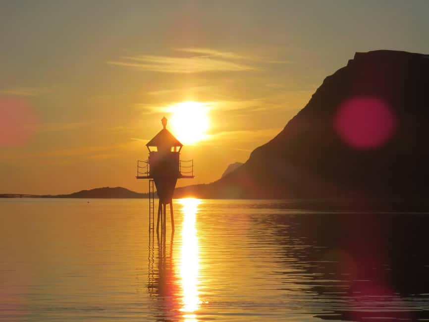 Midnight sun safari - Setting out from Henningsvær at 9 p.m.