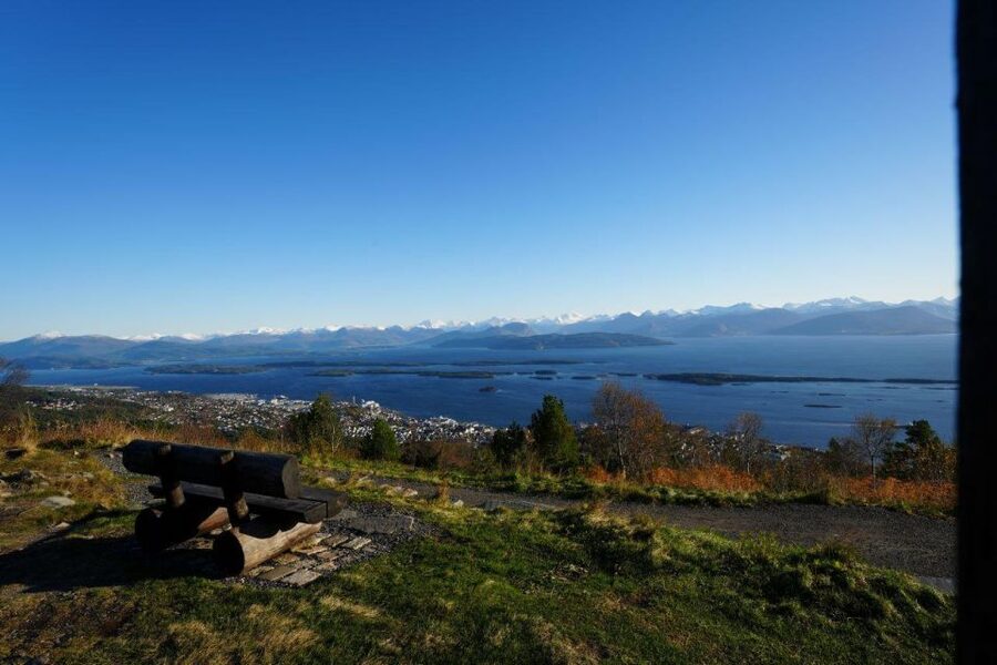 Molde: Atlantic Ocean Road & Varden Audio Guide Bus Tour - Leaving Molde and crossing the Romsdal region