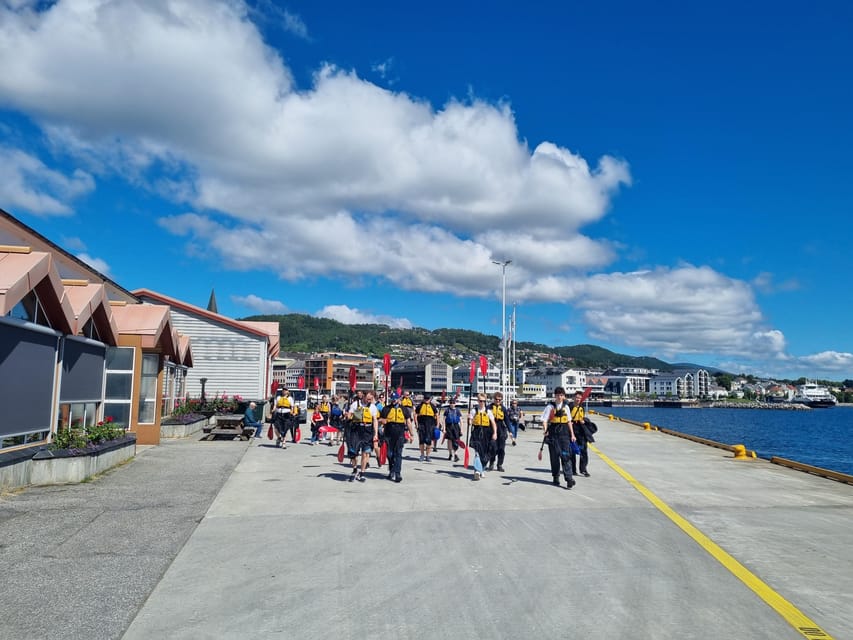 Molde - Guided kayak tour - Photo stops beneath the mountain panorama