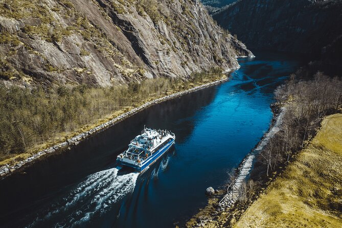 Mostraumen Fjord Cruise - Food, drinks, and the four-hour rhythm