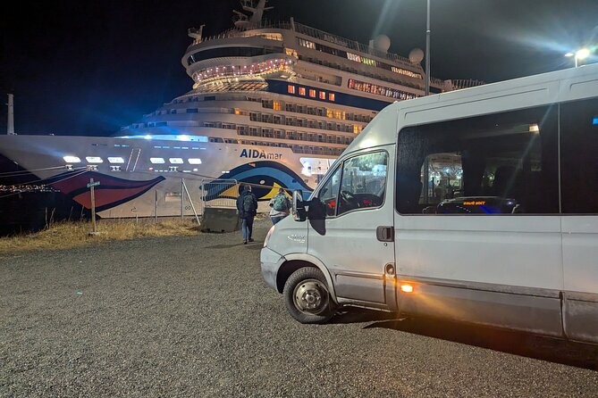 Northern Lights Minibus Chase Max 16 Person In Group - Who will enjoy this aurora hunt most?