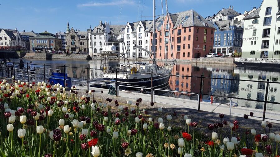 Norwegian Coastal Cities: Smartphone Audio Guide App - Who will get the most from it?