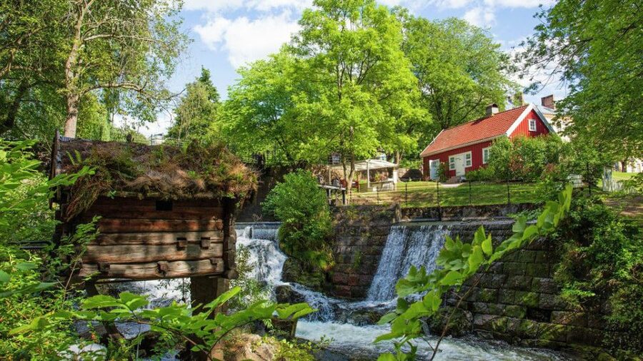 Norwegian Food Tour & Hidden Gems of Oslo - A second scenic pause beside the water