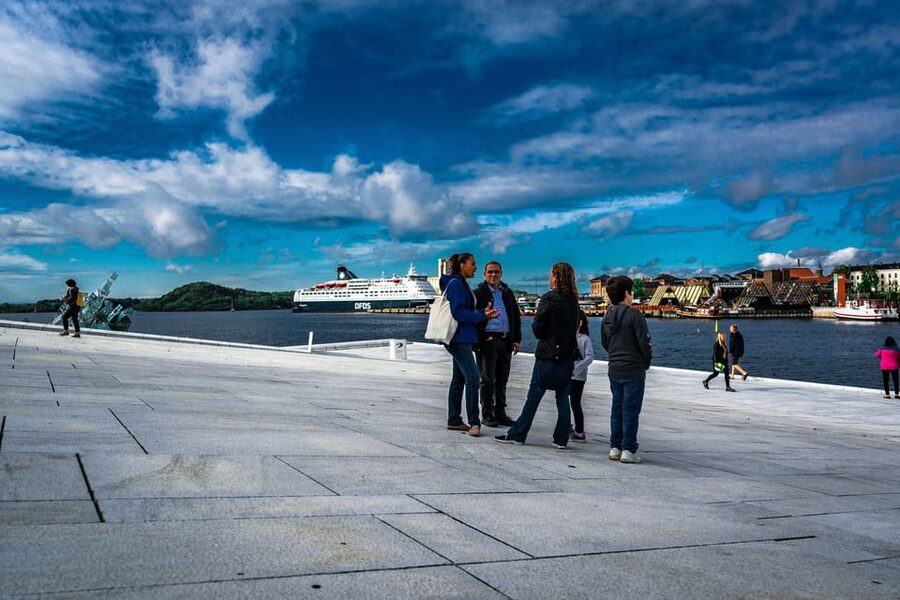 Oslo: 3-hour Highlights & Vigeland Park Private Walking Tour - Oslo City Hall and the public face of the capital