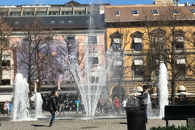 Oslo easy walk - The Tiger sculpture and Central Station