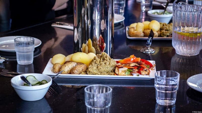 Oslo: Food Tasting and Walking Tour with a Local - Tasting your way through Mathallen