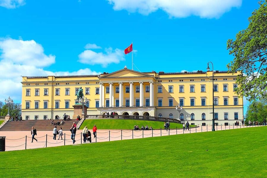 Oslo: Guided Walking Tour of Central Oslo - Starting with Oslo’s bronze Tiger