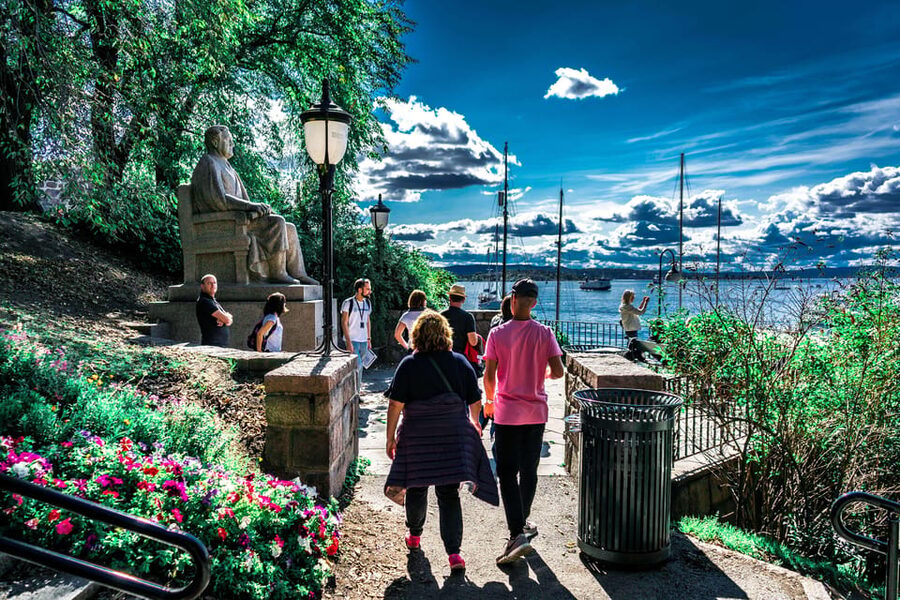 Oslo: Private Walking Tour - City Hall, the National Theatre, and the royal route