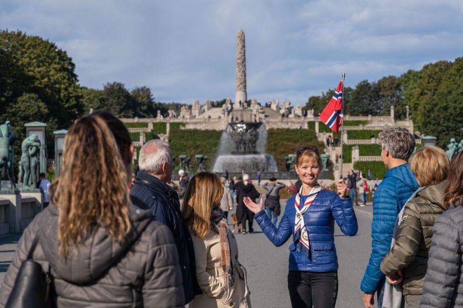 Oslo: Sightseeing with Holmenkollen Ski Jump & Vigeland Park - Who should book this tour?