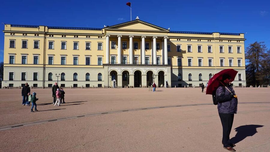 Oslo: Tour with a Michelin star chef - The Christmas market and Norwegian holiday food