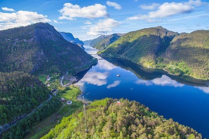 Private Fjordcruise by Luxury Pontoon Boat - Bergen Fjords - From your Bergen hotel to the water