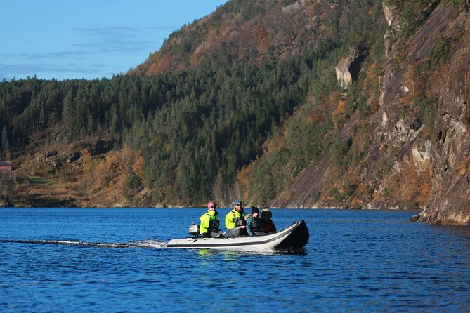 Private Fjordcruise by Luxury Pontoon Boat - Bergen Fjords - Staying warm in Bergen weather