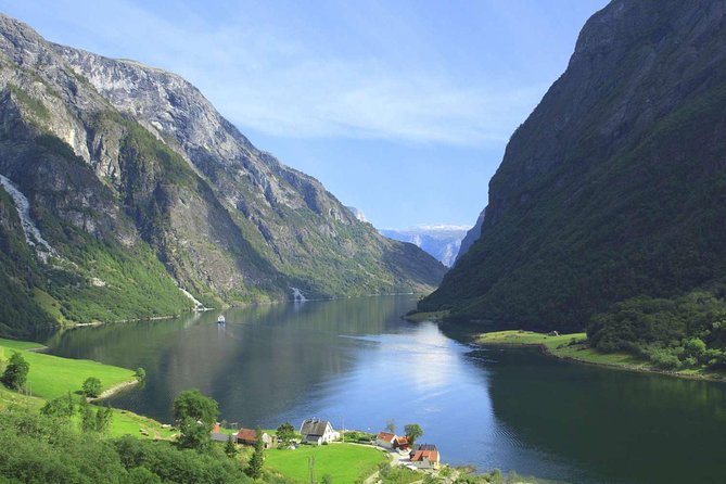 Private guided, Bergen to Oslo - Nærøyfjord Cruise & Flåm Railway - Voss gives the morning a lively start