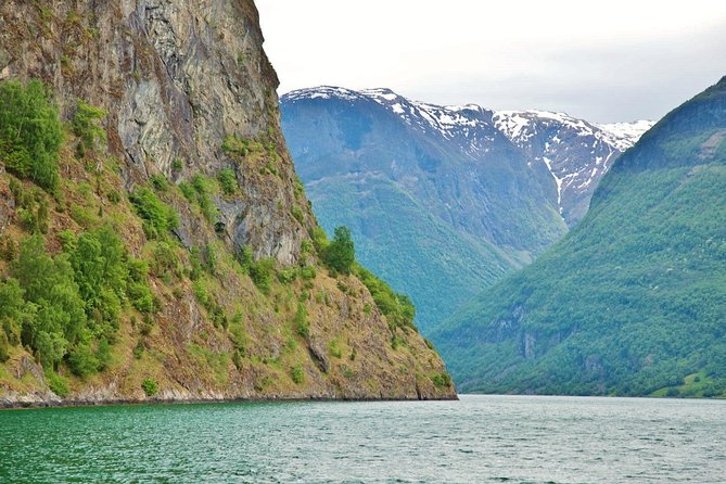 PRIVATE GUIDED TOUR: Highlights of Norway – Trip to the Sognefjord – WINTER - Tvindefossen shows winter at its most dramatic
