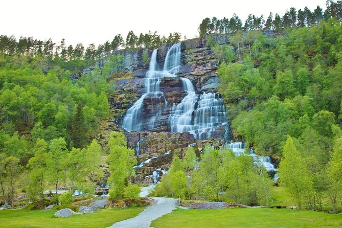 PRIVATE GUIDED TOUR: Norway's Highlights–Viking Special, 11 h - Stalheim Hotel looks over the Nærøydalen valley