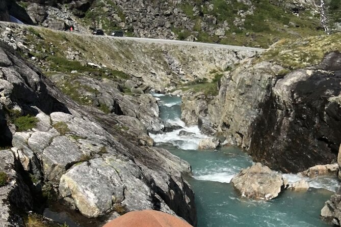 Private shore excursions Troll road in 5-7 groups - Key points at a glance