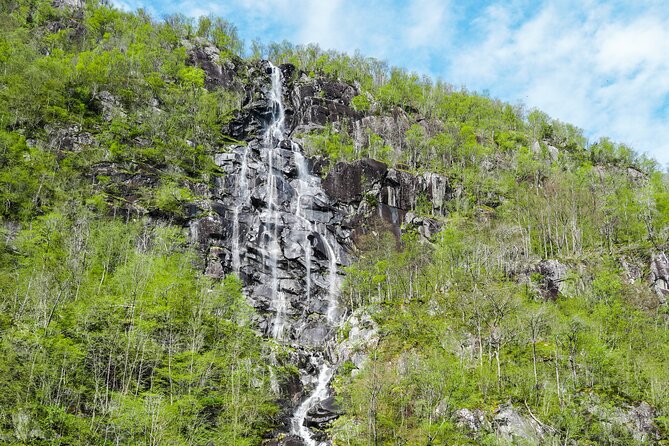 Scenic RIB adventure to Hardangerfjord & Fyksesund from Øystese - Who will get the most from this boat ride