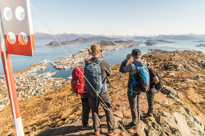 Seakayak And Hike in Ålesund - Lunch makes the six-hour schedule easier