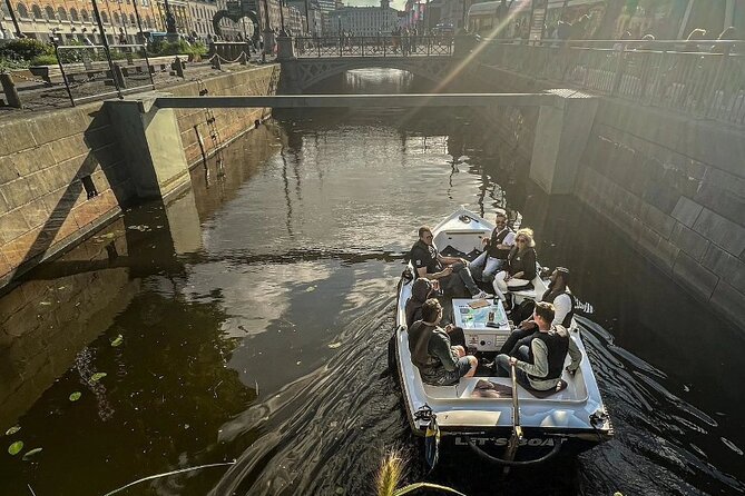 Self Drive Electric Boat in the Canals - Learning the controls before you leave