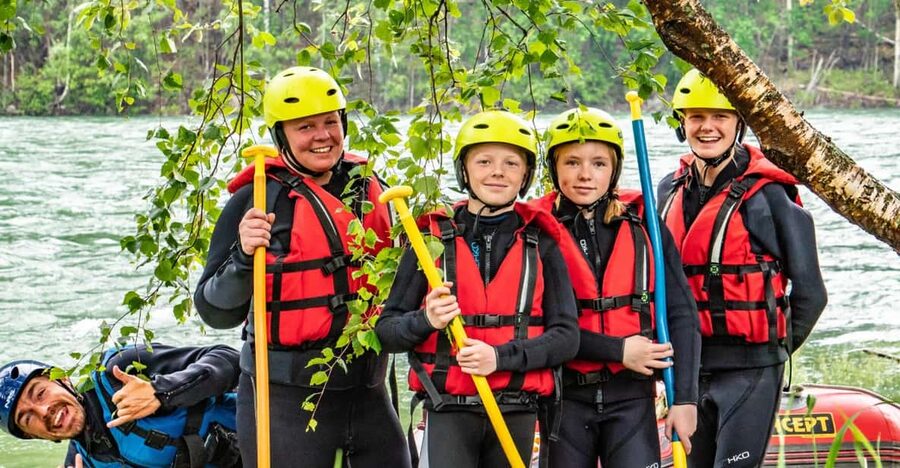 Sjoa: Rafting Adventure for Families - Swimming, games, and the choice to jump