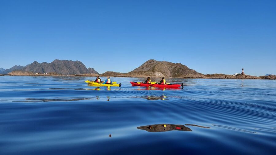 Skrova Island : 3hours Guided Kayak Tour - A gentle walk leads to the kayak launch