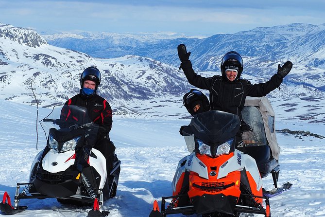 Snowmobile safari in the mountain plateau of Finnmarksvidda - Stops for photos, stories, and hot drinks