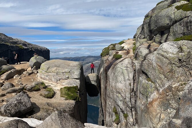 Stavanger Kjerag Hike with Guide and Transportation - What the guide adds to the day