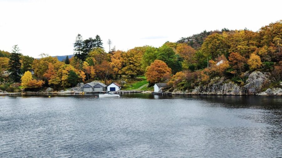 Stavanger: Scenic Fjord Cruise to Lysefjord and Preikestolen - Hengjanefossen and the cold splash