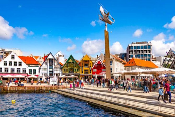 Stavanger: Waterfalls, Caves and Rock Tour By Sea - The five-minute walk and the first boarding decision