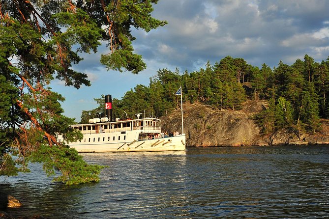 Stockholm Archipelago Cruise with Guide - Through the canals and into the inner archipelago