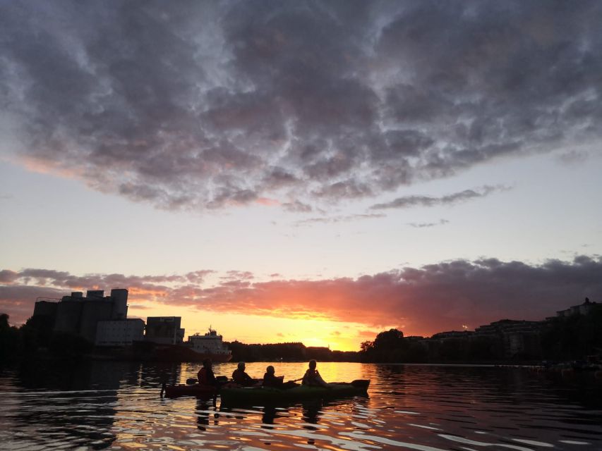 Stockholm Evening Kayak with BBQ. - Walking to the beach for dinner