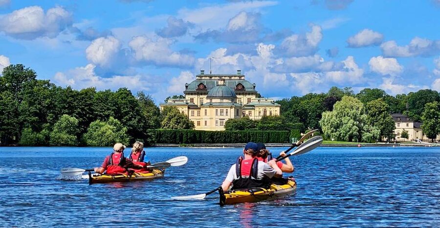 Stockholm: Guided Kayak Tour to Drottningholm Royal Palace - An island picnic on the cliffs