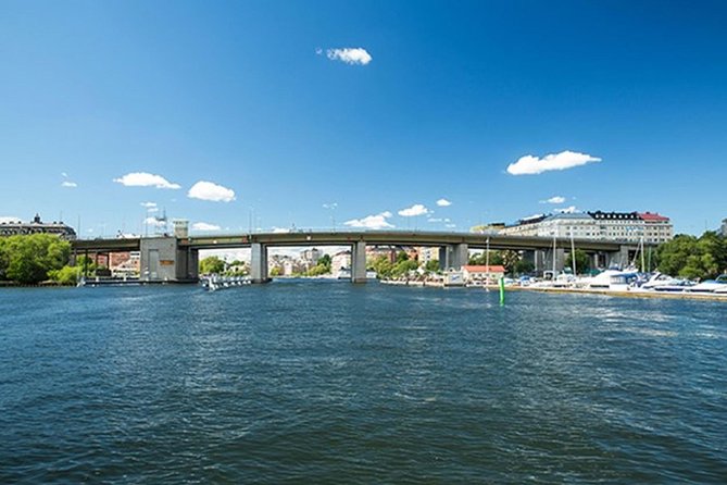 Stockholm: Highlights Boat Tour - Passing under bridges and through the lock